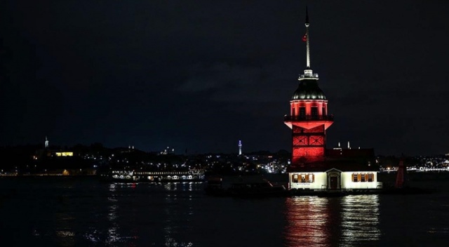 İstanbul&#039;un kuleleri ve köprüleri turuncuya büründü