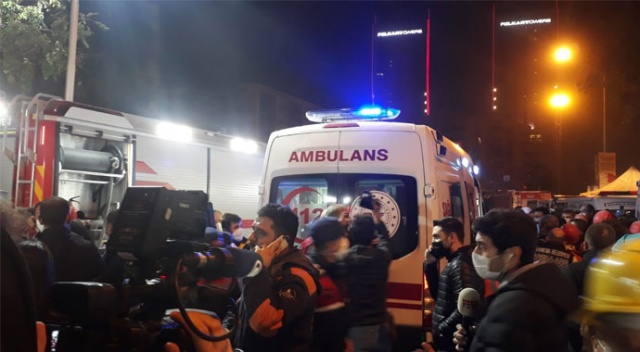 İzmir&#039;de 33 saat sonra enkazdan yaralı çıkartıldı