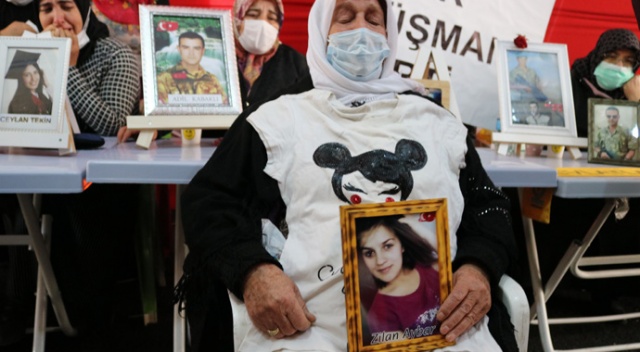 Kızının tişörtünü alıp HDP önündeki evlat nöbetine katıldı