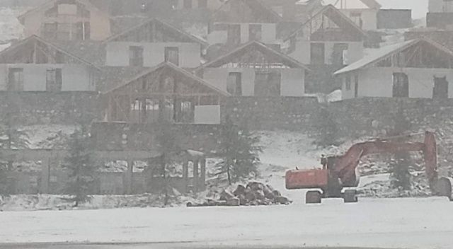 Kop Dağı Geçidi&#039;nde kar yağışı ve sis etkili oluyor