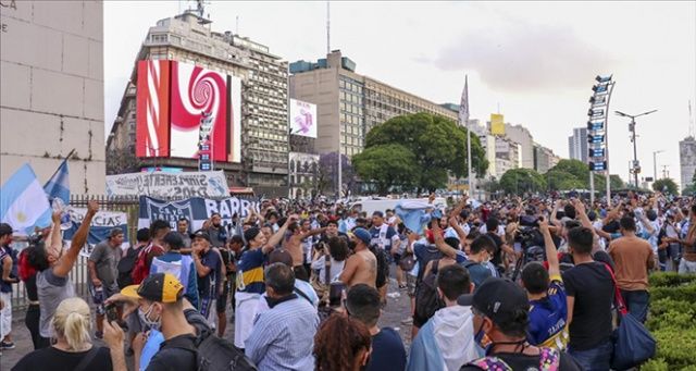 Maradona&#039;nın ölümünün ardından yasa boğulan Arjantin halkı sokaklara döküldü