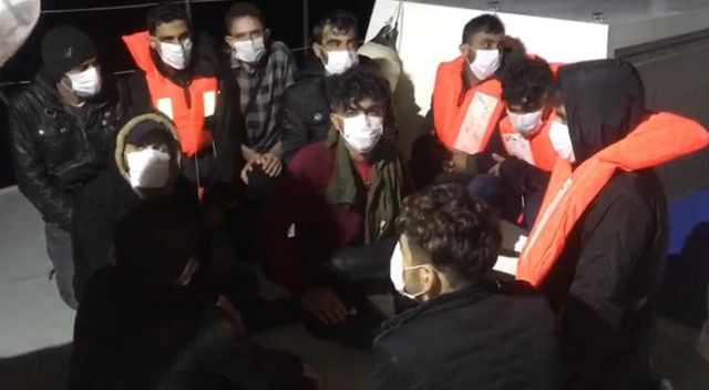 Mersin&#039;de tekneleri su alan 19 düzensiz göçmen yakalandı