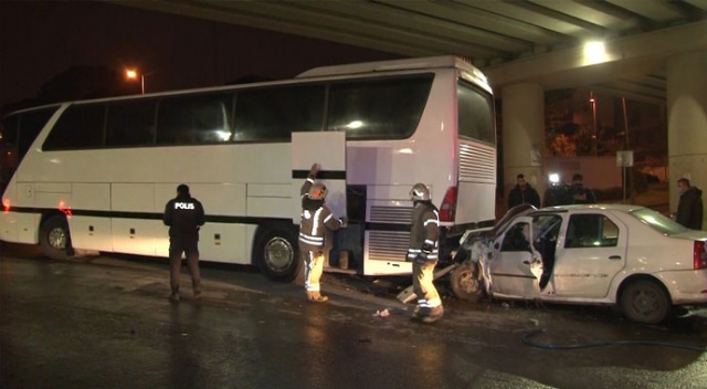 Otomobil park halindeki otobüse çarptı: 2 yaralı