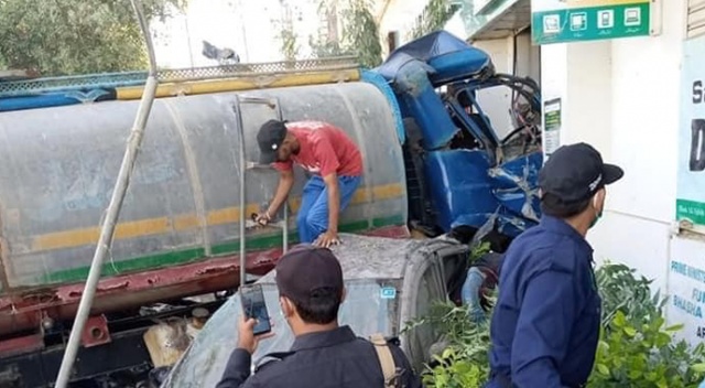 Pakistan’da su tankeri bankaya çarptı: 1 ölü, 7 yaralı