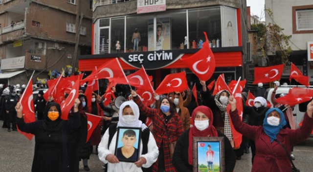 Şırnak&#039;ta terör mağduru aileler HDP İl Başkanlığı binası önünde eylem yaptı
