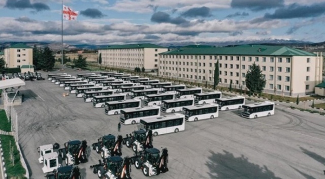 Türkiye’den Gürcistan ordusuna özel otobüs ve zırhlı iş makinesi bağışı