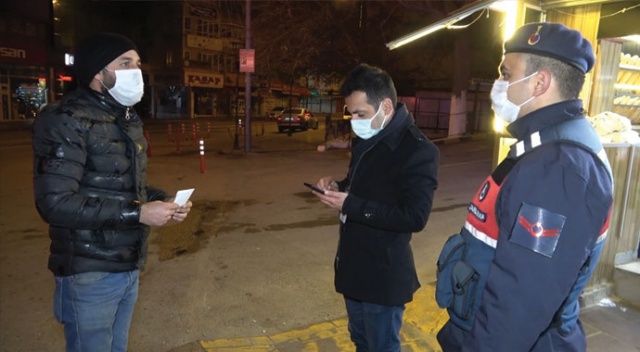 ‘Kimse yok’ diye sokakta sigara içerken ekiplere yakalandı, 900 lira ceza aldı