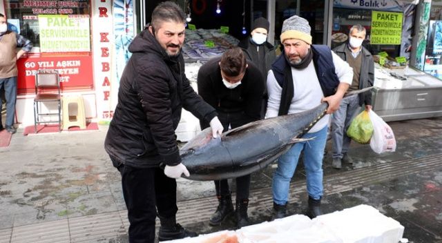 75 kilogramlık orkinos balığını 3 kişi zor kaldırdı