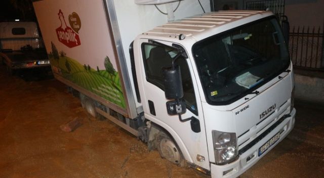 Adana&#039;da kısmen çöken yola batan kamyonet kepçeyle kurtarıldı