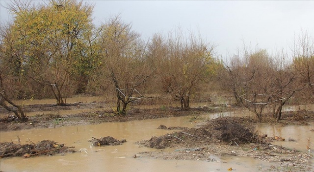 Antalya&#039;da kuvvetli yağış su baskınlarına yol açtı