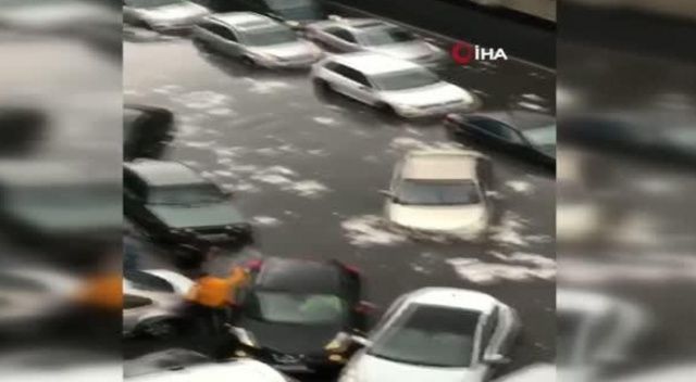 Beyrut&#039;u şiddetli yağmur vurdu, onlarca araç suya gömüldü