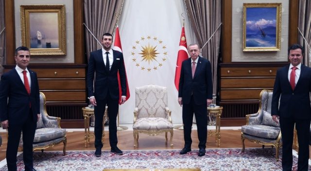 Cumhurbaşkanı Erdoğan, milli yüzücü Emre Sakçı‘yı kabul etti
