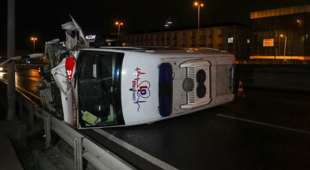 E-5 Karayolu&#039;nda otomobile çarpan ambulans devrildi