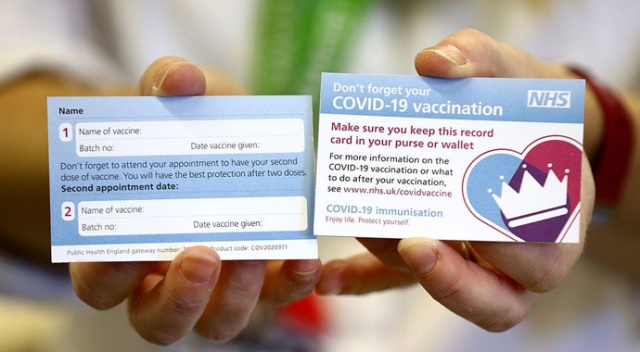 İngiltere’de aşı kartlarının &#039;Covid pasaportu&#039; olarak kullanılmasından endişe ediliyor