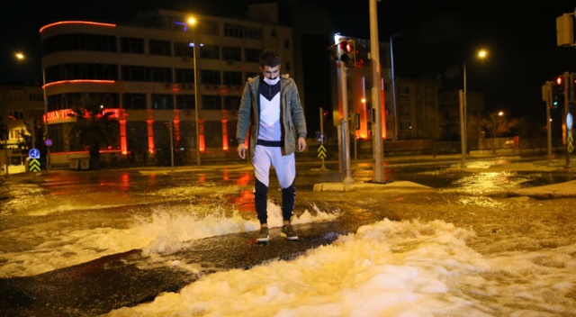 İzmir&#039;de su borusu patladı, caddeler göle döndü