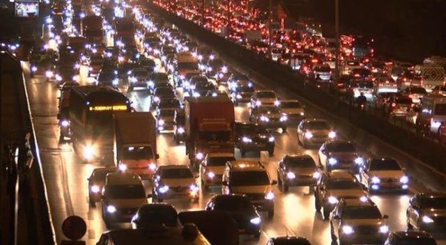 Kısıtlamaya 2 saat kala İstanbul&#039;da trafik yoğunluğu yüzde 81&#039;lere çıktı