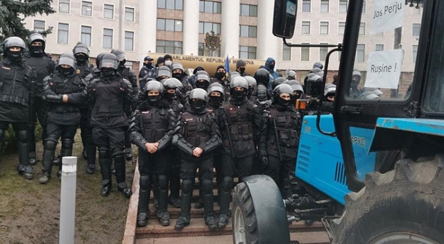 Moldova&#039;da hükümetin istifasını isteyen çiftçiler traktörleriyle meclis önünde eylem yaptı