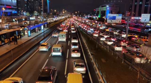 Sokağa çıkma kısıtlamasına 1 saat kala İstanbul’da trafik yoğunluğu arttı