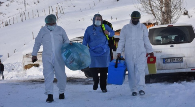 3 metre karda yürüyerek köye ulaşıp aşı yaptılar