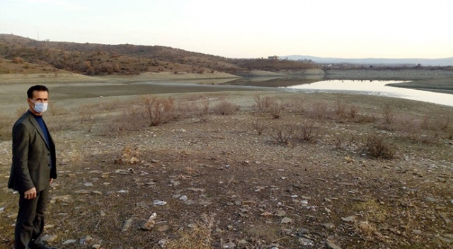 37 yıl önce yapılan tarım sulama göleti, kuraklık nedeni ile 80 metre çekildi