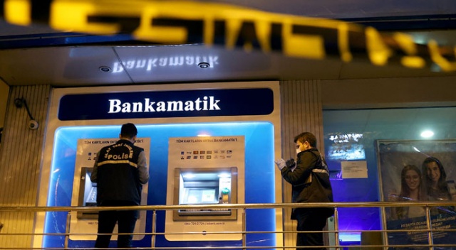 ATM&#039;nin kartını yutmasına sinirlendi, bankanın camını kırdı