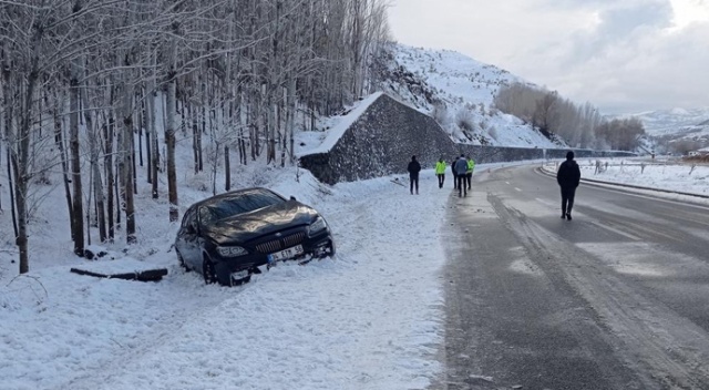 Bingöl’de buzlanma nedeniyle aynı yerde 3 araç yoldan çıktı