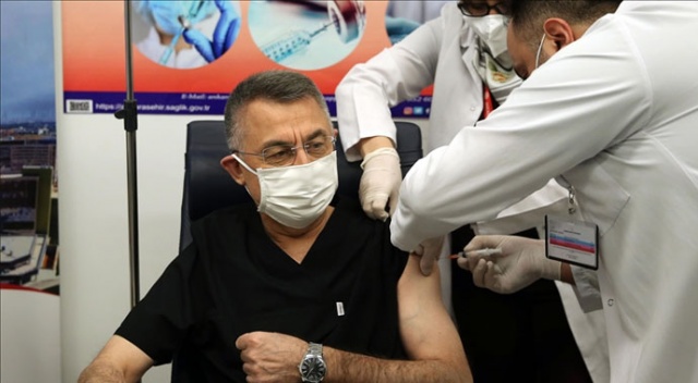 Cumhurbaşkanı Yardımcısı Oktay, Covid-19 aşısı yaptırdı