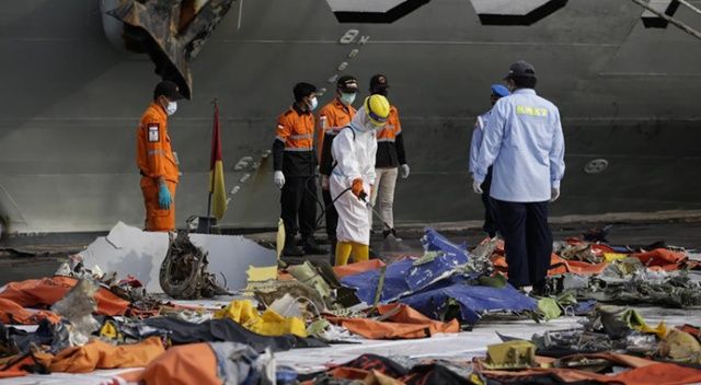 Endonezya’da düşen yolcu uçağının enkazını arama çalışmaları durduruldu