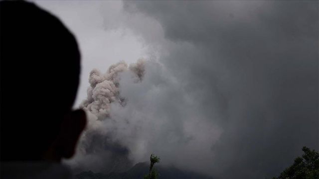 Endonezya’da Merapi Yanardağı’nda son 24 saatte 52 patlama yaşandı