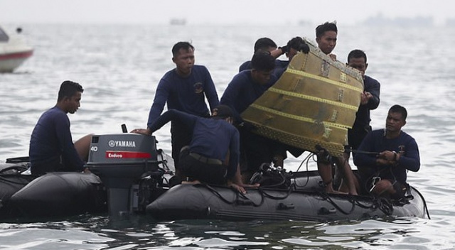 Endonezya’da yolcu uçağı denize düşerken parçalanmış