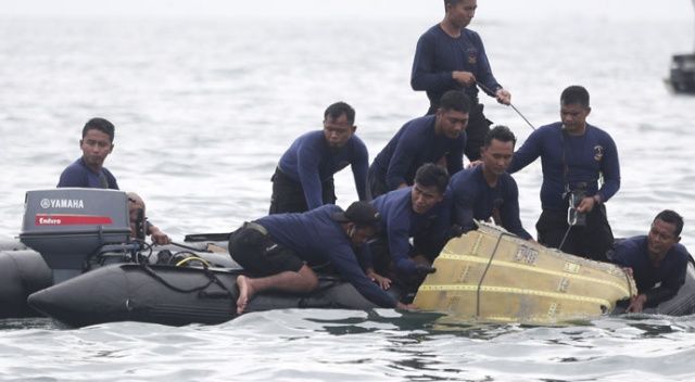 Endonezya’da yolcu uçağının düştüğü bölgede arama kurtarma çalışmaları sürüyor