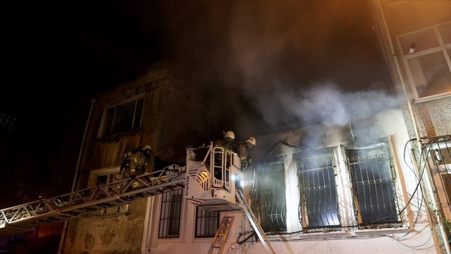 Fatih&#039;te iki katlı binada çıkan yangın söndürüldü