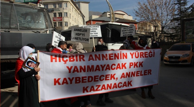 Hakkari&#039;de terör mağduru aileler, HDP İl Başkanlığı önünde eylem yaptı