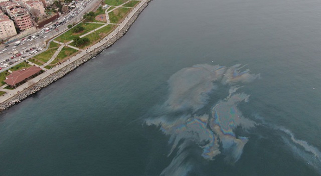 Hamsi avının yasaklanmasının ardından Marmara Denizi’nde dev petrol sızıntısı görüntülendi