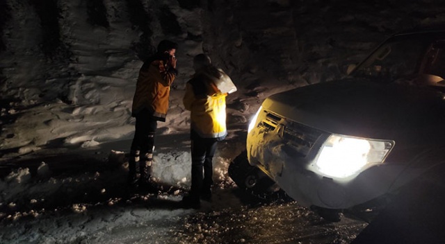 Hasta kurtarmaya giden 112 ekibi karda mahsur kaldı