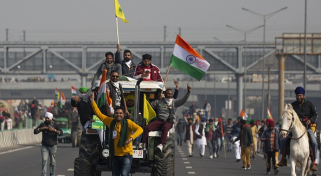 Hindistan&#039;da traktörleriyle eylem yapan çiftçilere polis müdahale etti