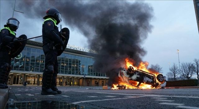 Hollanda&#039;da Kovid-19 önlemlerine karşı gösterilere polis müdahale etti