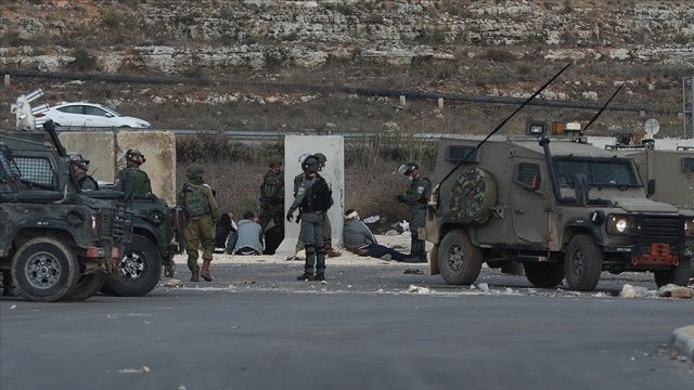 İsrail güçleri Batı Şeria&#039;da 25 Filistinliyi gözaltına aldı