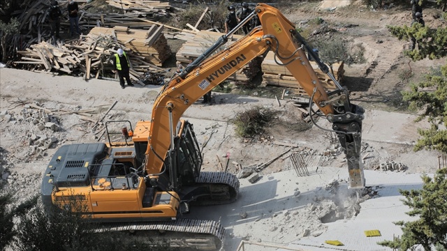 İsrail güçleri, Batı Şeria&#039;da yapım aşamasındaki bir camiyi yıktı