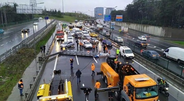 İstanbul&#039;da yön tabelasın yola devrildi! Trafik kilit
