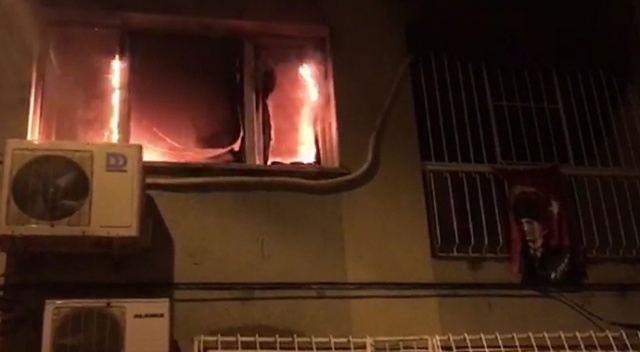 İzmir’de ev yangınında mahsur kalan anne ve kızı kurtarıldı
