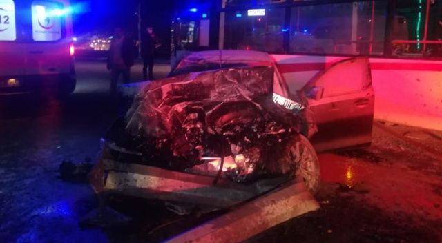 İzmir&#039;de feci kaza! Otomobil otobüse çarptı: 2 yaralı