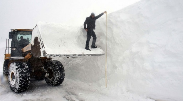 Kar kalınlığı 5 metreye ulaştı: &#039;Kar kaplanları&#039;nın zorlu mücadelesi