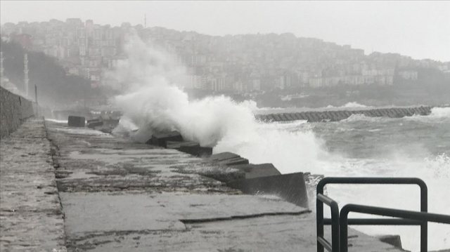 Karadeniz&#039;de şiddetli rüzgar etkili oluyor