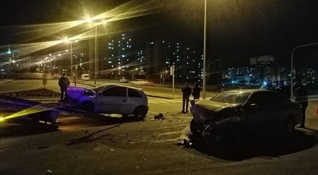 Kayseri&#039;de feci kaza, otomobiller kafa kafaya çarpıştı