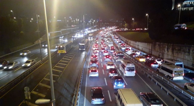Kısıtlama sonrası İstanbul&#039;da trafik yoğunluğu başladı