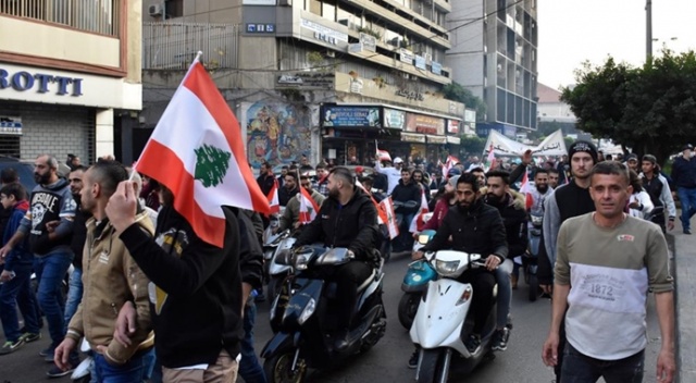 Lübnan&#039;da ekonomik kriz ve işsizlik nedeniyle gösteri düzenlendi