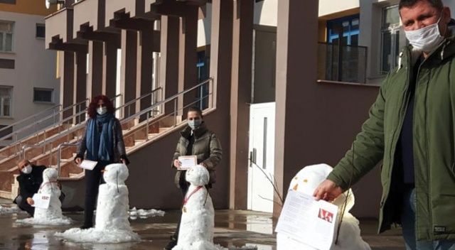Öğrenciler olmayınca öğretmenler kardan adamlara karne verdi