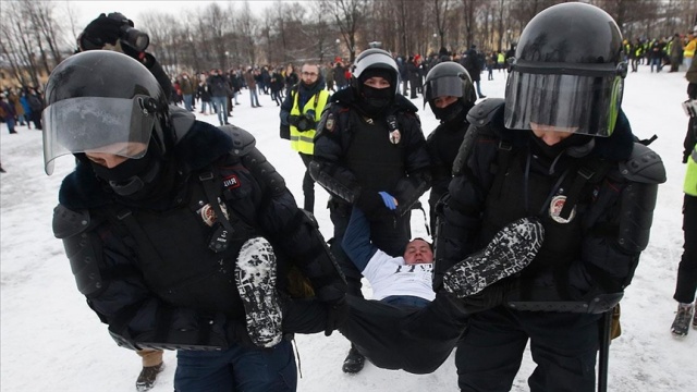 Rusya&#039;da binlerce kişi muhalif Navalnıy&#039;ın tutuklanmasını protesto etti