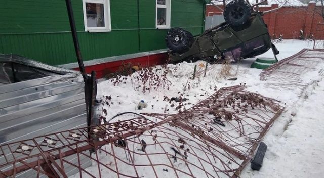 Rusya&#039;da çarpışan araçlar yol kenarındaki evin bahçesine uçtu: 1 ölü